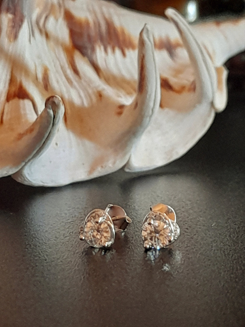 Total 1.0 Ctw VVS1 Lab Grown Heart Moissanite 18K White Gold Plated Silver Earrings Stud